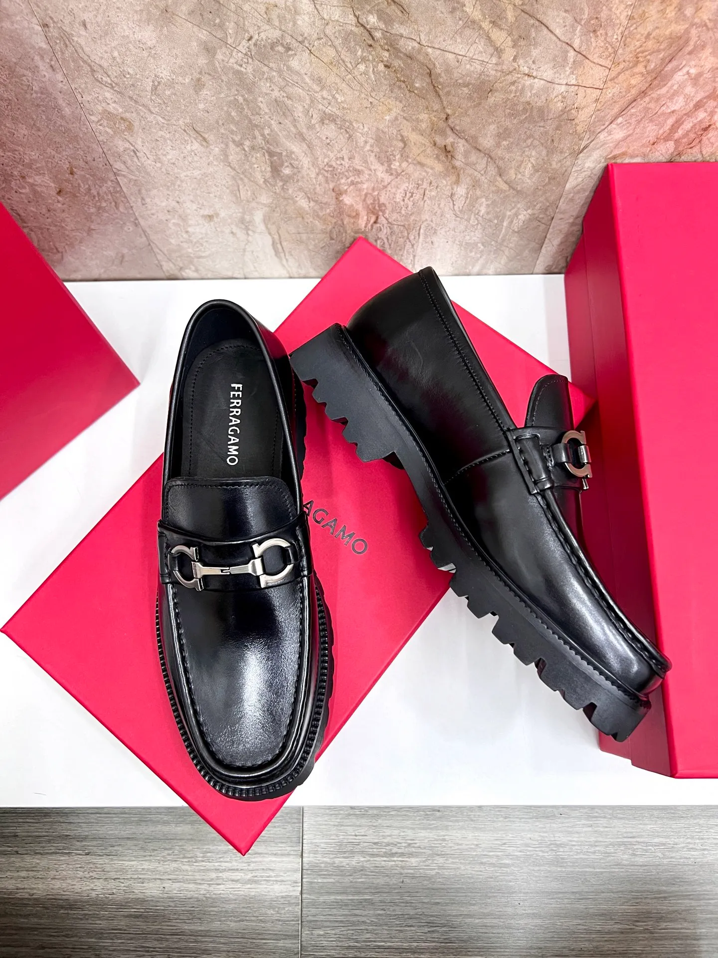 Original quality P580 Brand: Ferragamo Standard size: Men's size 38/44 (45.46 can be customized) Grade: Same style as the official website High-quality men's shoes Material: Customized first-layer calfskin with water-dyed cowhide lining Cowhide tiptoe Original non-slip and wear-resistant rubber outsole Style category: Men's formal business leather shoes are young and fashionable European and American trends British style Casual matching and comfortable feet Color: actual picture